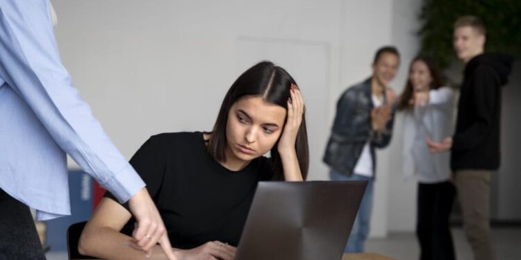 Assédio moral no trabalho: como identificar e evitar essa prática nociva