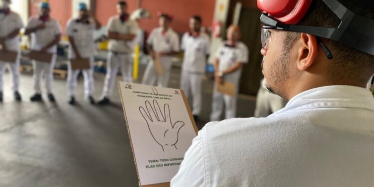 SESMT conscientiza colaboradores com campanha de proteção às mãos
