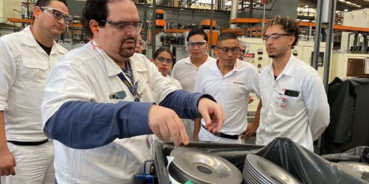 Intercâmbio de conhecimento: Colaboradores da Musashi Auto Parts México visitam a fábrica da MSB